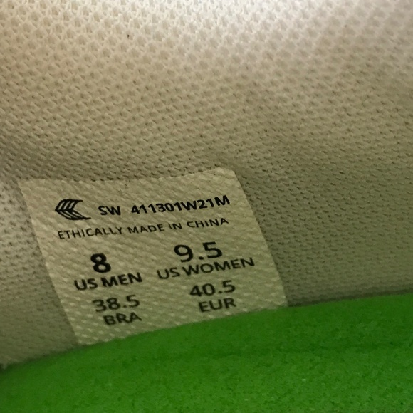 Cariuma White and Black Sneakers - Picture 13 of 16